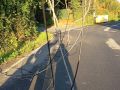 Cableado sobre el vial tras el paso del camión