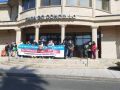 Protesta de los trabajadores municipales de Cariño frente al consistorio