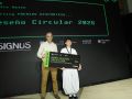 Fernando Coucheiro, de la patrocinadora sin ánimo de lucro Signus Ecovalor, entregó el premio al pontés