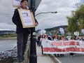 Un momento de la manifestación sobre el puente de piedra