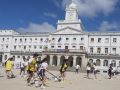 Estudiantes jugando al hockey frente al Concello en una edición anterior