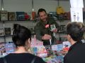 La visita a la Feira do Libro de Ferrol puede llevar al sorteo de regalos de papelería y meriendas El reparto de claveles es una tradición el 23 de abril en la feria