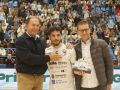 Julio Martínez entrega un obsequio a Iván Rumbo