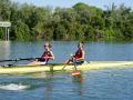 El “experimento” de Iria Jarama y Aina Arteman les da un bronce en la final B de Sevilla Jarama, en segundo término, con su compañera