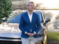 Rueda valora las nuevas oportunidades de negocio que se abren con la llegada de SAIC a Ferrol El presidente de la Xunta, Alfonso Rueda, con uno de los vehículos de la marca