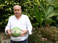 Maso con un balón firmado por sus jugadores “y amigos” del OAR