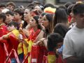 Público en la pantalla colocada en el Cantón durante la semifinal
