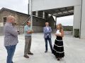 As Somozas estrena una instalación de suministro de combustible para tractores Aneiros, ayer, junto al regidor de As Somozas, durante su visita a la planta