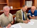 El nuevo parque infantil de Nogueirosa podrá utilizarse antes de acabar el año Firma de la cesión de parcelas entre el regidor y los representantes vecinales