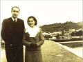 Álvaro Cunqueiro con Carmucha Casariego, unha moza que tivo nesta época, no paseo do Malecón do peirao de Ortigueira