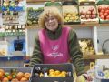 Las judías más tiernas y la fruta de hueso llegan como anticipo del verano al mercado de Ferrol