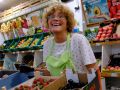 Últimas cerezas locales en el mercado de Ferrol, la fruta más playera con permiso del melón y la sandía