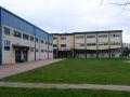 Exterior del centro educativo naronés 