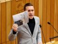 El PSdeG lleva al Parlamento la situación “dramática e lamentable” de las viviendas públicas de Narón El socialista Aitor Bouza en el Parlamento
