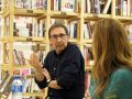 Galán presentando otro título en la Central Librera de Dolores