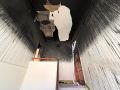 Grave incendio con cuatro heridos, entre ellos un menor, en el barrio ferrolano de Recimil La vivienda afectada está precintada y los daños son visibles en el techo del hueco de la escalera