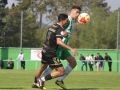 Óscar Varela lucha con un rival por llevarse la pelota