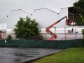 Operarios en las obras de rehabilitación energética del polideportivo pontés