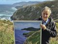 El artista exhibiendo uno de los paisajes con su interpretación