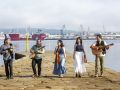 As Pías interpreta pezas tradicionais galegas arranxadas polo grupo, de composición propia e de autorías amigas