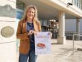 La edila Lucía Blanco con el cartel de la iniciativa