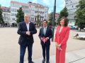 Sanidade destinará más de medio millón de euros a la renovación de la unidad móvil de donación de sangre de Ferrolterra Foto de familia del conselleiro con el alcalde de Ferrol y la directora de ADOS