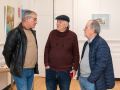 El alcalde de San Sadurniño, Secundino García Casal, con Carlos Barcón y Julio Ferrín en la inauguración de la exposición conjunta de estos dos artistas