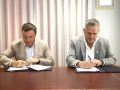 Cerdido renovará su maquinaria municipal con una ayuda provincial de 173.756 euros Un instante de la rúbrica del acuerdo