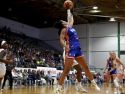 Moira Joiner trata de pelear un balón con Jessica Fequiere