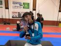 El karateka, con el trofeo conseguido con la selección |
