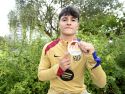 El "b-boy" posa con su medalla de plata |