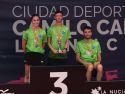 Couce, con sus compañeros de equipo, en el podio |