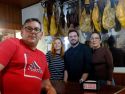 César y el equipo de El Cruce en el nuevo local, que albergó negocios como Los Corrales