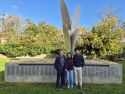 Alejandra y su pareja, Alberto, en el monumento junto a Máiz