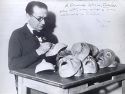 Castelao en 1941, en Bos Aires, pintando máscaras para "Os vellos non deben de namorarse"