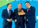 Los Pintos recibiendo de manos de Barea el premio por su trayectoria como empresa portuaria