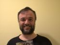 El autor con un ejemplar de "Siete en tinieblas", que vendrá a presentar a Ferrol en el mes de enero