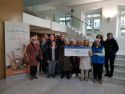 Representantes de Espazo +60 de Afundación entregando el cheque