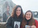 Miriam Elena Cortés López e Patricia Cupeiro, amosando as tapas de "Pegadas no muro"