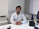 El doctor Andrés Fuertes, otorrino del hospital Ribera Juan Cardona