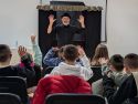 O espectáculo inicial, de teatro e narración oral, a cargo dos Contos de Pablísimo, baséase nas mans