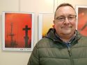 David Armas de Orte con su fotografía hecha en Ferrol al fondo
