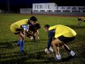 El preparador Gus Piñón, dando instrucciones a los suyos
