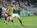 Raúl Dacosta lucha por llevarse la pelota con Miguel Cera