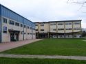 Exterior del centro educativo naronés 