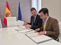 López Campos y Rey Varela durante la firma, este lunes, en Compostela