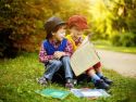Dos niños leyendo un libro