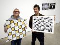 Los fotógrafos Jorge Meis y José Pardo sosteniendo sus obras intercambiadas, respectivamente, un suelo del edificio Pita Romero y un acto militar en la Antonio de Escaño