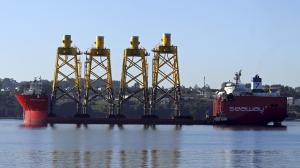 Las cimentaciones, a bordo del “Seaway Albatross”, frente al muelle de Curuxeiras