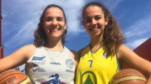 Elena Rodríguez, derecha, junto con su hermana Natalia, en una imagen de archivo